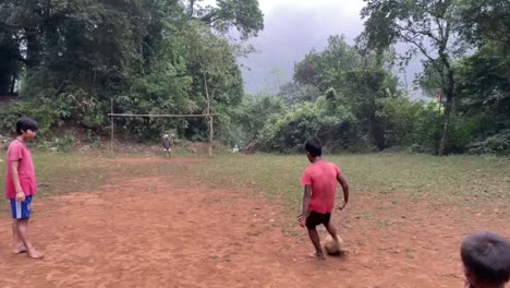 Indische-Jungen-Spielen-Fußball-Auf-Einem-Offenen-Feld-In-Meghalaya,-Indien