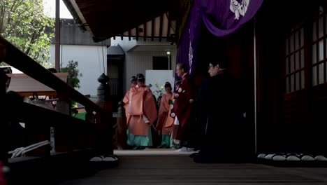 Japanische-Mönche-Und-Priester-Bereiten-Sich-Auf-Die-Gedenkzeremonie-Vor