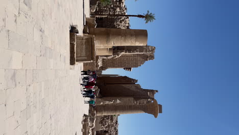 Los-Turistas-Caminan-Dentro-Del-Templo-De-Karnak-En-Egipto.