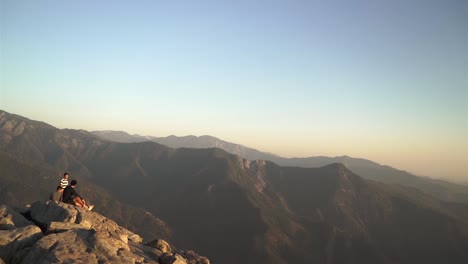 Filmische-Luftaufnahme-Von-Touristen,-Die-Den-Sonnenuntergang-Am-Moro-Rock-Im-Kalifornischen-Sequoia-National-Forest-Genießen