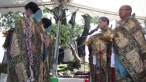 Monjes-Y-Sacerdotes-Japoneses-Vestidos-Con-Kimonos-Dorados,-Realizando-Una-Ceremonia-Tradicional