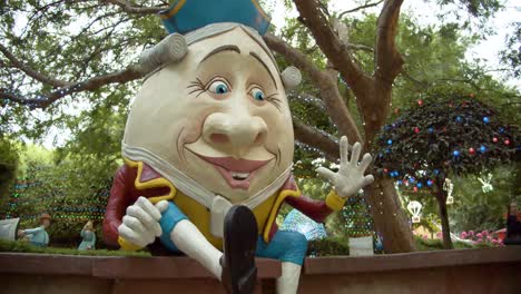 Humpty-Dumpty-Statue-In-Den-„Storybook-Gardens“-Im-Hunter-Valley-Gardens-„Christmas-Lights-Spectacular“,-New-South-Wales,-Australien