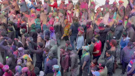 Fröhliche,-Mit-Buntem-Puder-Bedeckte-Menschen-Feiern-Das-Holi-Fest-Im-Dorf-Sangla,-Distrikt-Kinnaur,-Himachal-Pradesh,-Indien