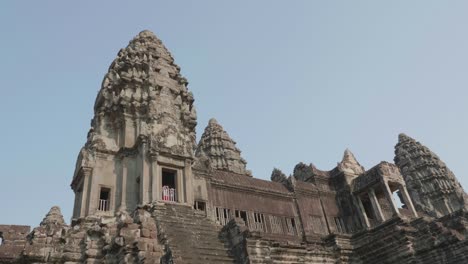 Rotiert-Um-Die-Haupttürme-Von-Angkor-Wat-Aus-Einem-Niedrigen-Blickwinkel