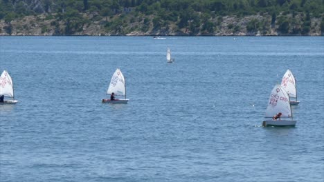 Stetige-Aufnahme-Von-4-Km-Segelbooten,-Die-Im-Sommer-Auf-Einem-Blauen-Wassergebiet-Im-Mittelmeer-Trainieren