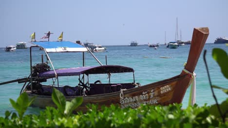 Thailand-Tropische-Exotische-Strandszene,-Traditionelles-Boot-Verankert-Am-Weißen-Sandstrand