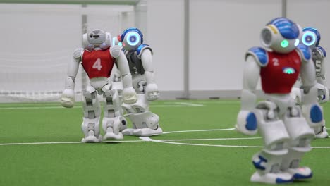 Robots-Nao-Jugando-Al-Fútbol-En-Un-Torneo-En-Montreal