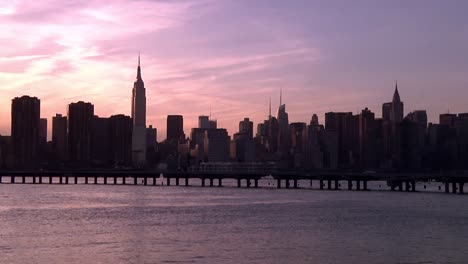 Zeitraffer-Der-Skyline-Von-New-York-Mit-Dramatischem-Violettem-Himmel