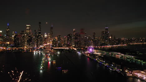 Feuerwerk-Explodiert-Auf-Dem-Michigansee-Mit-Beleuchtetem-Hintergrund-Der-Stadt-Chicago---Drohnenaufnahme