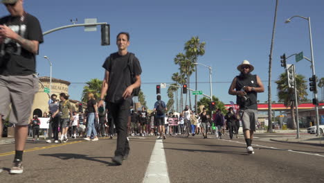 Tiefer-Winkel,-Frontperspektive-Von-Demonstranten,-Die-Die-Straße-In-Südkalifornien-Entlang-Marschieren