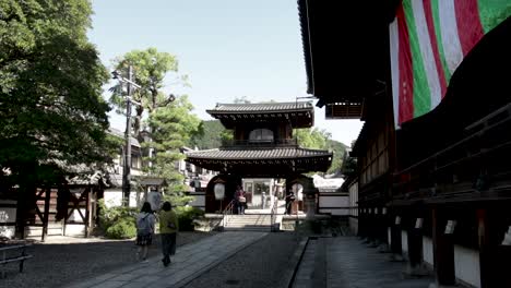The-Otany-Hombyo---Shinran-Shonin-mausoleum-main-wooden-entrance