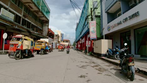 Los-Ciclomotores,-Triciclos-Y-Multicabs-Son-El-Principal-Medio-De-Transporte-En-Surigao,-Filipinas.