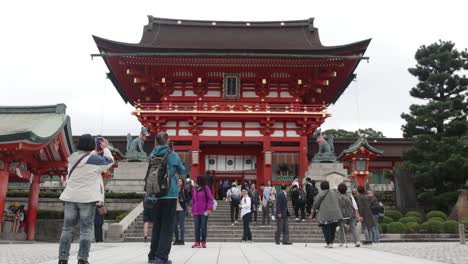 Amazing-Japanese-temple-with-red-frames,-drawn-by-foreign-tourists