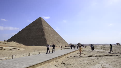 Tourists-peregrinate-to-the-great-pyramid-of-Gyza,-pharaoh-Keops-in-Egypt