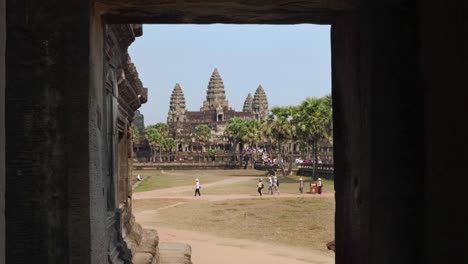 Avance-Dolly-A-Través-De-Una-Ventana-Hacia-El-Complejo-Principal-De-Angkor-Wat.