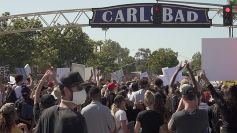 Große-Gruppe-Von-Demonstranten-In-Carlsbad,-Kalifornien,-Marschieren-Zur-Unterstützung-Von-Black-Lives-Matter