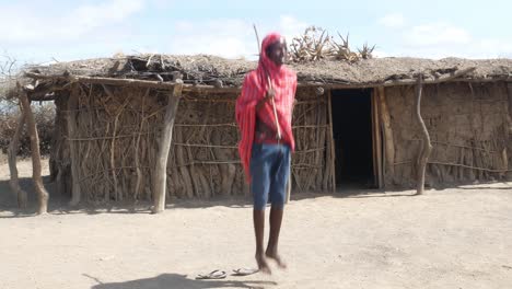 Ein-Männliches-Massai-Stammmitglied-Führt-Ein-Traditionelles-Springtanzritual-Durch