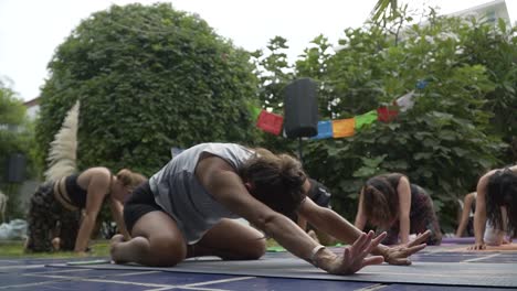Menschen,-Die-Yoga-Praktizieren,-Dehnen-Sich-Gemeinsam-In-Der-Grünen-Natur-Aus-Und-Dehnen-Ihren-Körper,-Lima,-Peru
