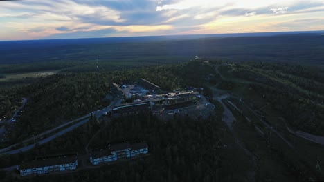 Vista-Aérea-De-La-Reconstrucción-Del-Hotel-Quemado-Iso-syote,-En-El-Parque-Nacional-De-Syote,-Finlandia---Seguimiento,-Disparo-Con-Drones