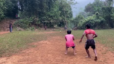 Niños-Jugando-Al-Aire-Libre-En-Una-Ciudad-Remota-Cerca-De-Las-Montañas-Forestales-En-Meghalaya,-India