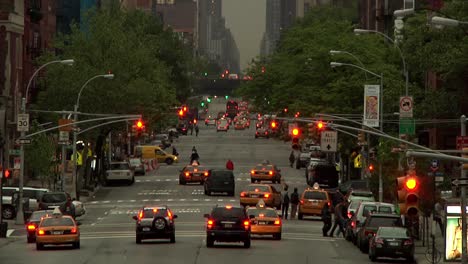 New-York-City-Beschäftigt-Straßenverkehr-Autos-Zur-Hauptverkehrszeit