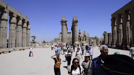 Turistas-Caminando-Dentro-Del-Templo-De-Karnak-En-Egipto