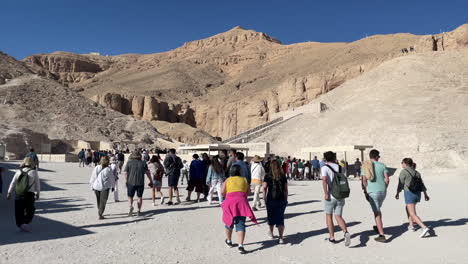 Travelers-walk-in-Valley-of-the-Kings-necropolis,-Egypt