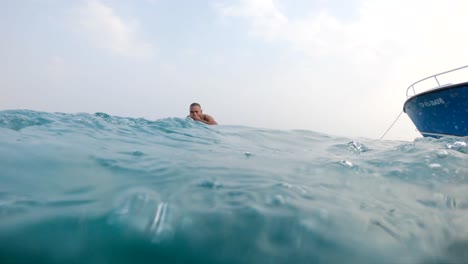 Ein-Mann-Schwimmt-Oder-Schwimmt-Auf-Einem-Türkisfarbenen,-Blauen-Und-Transparenten-Ozean-Einer-Insel-In-Der-Nähe-Von-Cartagena-De-Indias,-Kolumbien