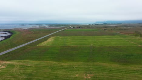 Luftdrohnenansicht-über-Felder-Und-Einen-Bauernhof-An-Der-Küste-Von-Andoya,-Im-Nebligen-Norwegen