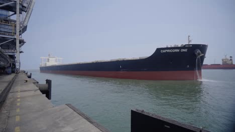 Großes-Schiff-Nähert-Sich-Dem-Hafen-Von-Paradip-In-Indien