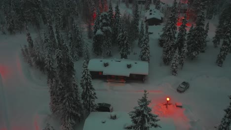 Luftaufnahme-Der-Lodge-Und-Des-Skizentrums-Von-Luosto,-Winterabend,-In-Lappland-–-Neigung,-Drohnenaufnahme