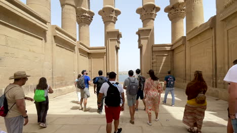 Grupo-De-Turistas-Visitando-Ruinas-Dentro-Del-Templo-Egipcio-De-Isis-En-Egipto