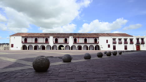 Vista-Del-Ayuntamiento-De-Cartagena,-Alcaldía-De-Cartagena,-Mientras-La-Gente-Camina-Al-Fondo-A-Velocidad-2x