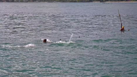 Zwei-Jungen-Treten-Beim-Jährlichen-Outdoor-Schwimmwettbewerb-Der-Schule-In-Dinagat,-Philippinen,-Gegeneinander-An