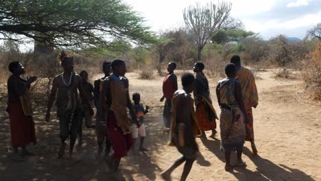 Miembros-De-La-Tribu-Primitiva-Y-Nómada-Hadzabe-De-Tanzania-Realizan-Una-Danza-De-Celebración-Para-Los-Visitantes.