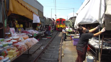 El-Tren-Sale-Del-Mercado-Ferroviario-Y-Los-Vendedores-Extienden-Tiendas-De-Campaña.