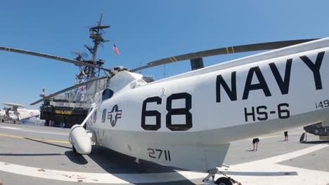Hubschrauber-Der-US-Marine-Auf-Dem-Flugdeck-Des-US-Midway-Museums-Ausgestellt