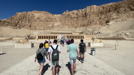 Los-Viajeros-Caminan-Hacia-El-Templo-De-La-Reina-Hatshepsut.