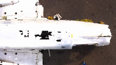 Top-Down-Aufnahme-über-Dem-Berühmten-Flugzeugabsturz-Von-Sólheimasandur-DC3-In-Island