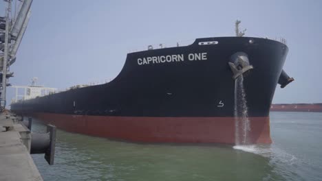 Frachtschiff-Von-Capricorn-One-Im-Hafen-Mit-Ballastwasserentladung