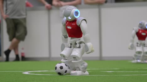 Robot-Nao-Pateando-Fútbol-En-El-Campo-En-El-Torneo-Robocup-En-Montreal