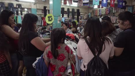 Philippinische-Frauen-Durchstöbern-Kleiderbündel-In-Einem-Second-Hand-Kleiderladen-Auf-Den-Philippinen