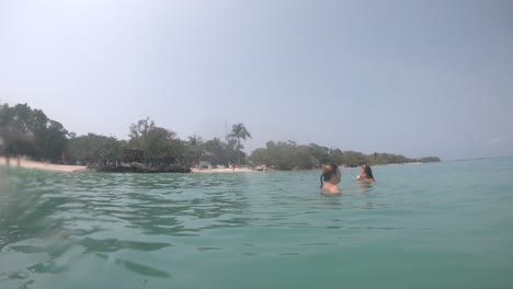 Eine-Mutter-Und-Eine-Tochter-Schwimmen-An-Einem-Türkisfarbenen,-Klaren-Und-Transparenten-Meeresstrand-Einer-Paradiesischen-Insel-In-Der-Nähe-Von-Cartagena-De-Indias,-Kolumbien