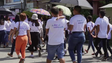 Grupos-De-Personas-Desfilan-En-La-Calle-Durante-Las-Celebraciones-Anuales-De-Las-Iglesias-Locales-En-La-Ciudad-De-Surigao,-Filipinas