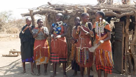 Un-Grupo-De-Mujeres-Africanas-De-La-Tribu-Datoga-Interpretan-Una-Canción-Y-Una-Danza-Tradicionales.
