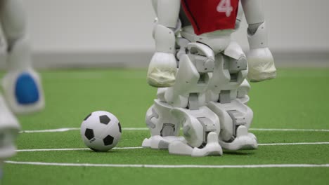 Nao-Roboter-Kickt-Den-Ball-Beim-Fußballturnier-Ab