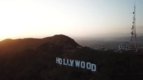 Luftaufnahme-Des-Hollywood-Schildes,-Wahrzeichen-Der-Filmindustrie-In-Der-Dämmerung,-Los-Angeles,-Kalifornien,-USA