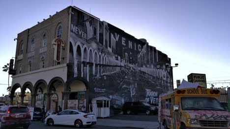 Artwork-on-a-building-wall,-near-the-Venice-beach,-on-a-sunny-evening,-in-Los-Angeles,-California,-USA---Static-shot