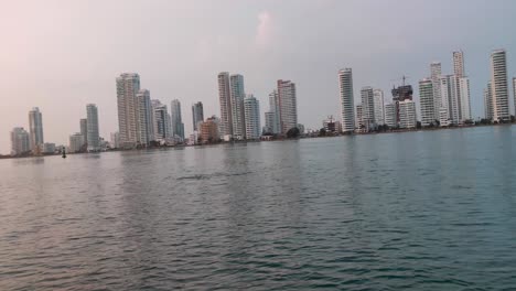 Dos-Delfines-Nadando-Juntos-Son-Vistos-Desde-Un-Barco-En-El-Océano-De-Cartagena-De-Indias,-Colombia