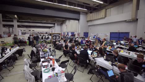 Zeitraffer-Von-Programmierern-An-Tischen-Beim-Robocup-In-Montreal,-Kanada